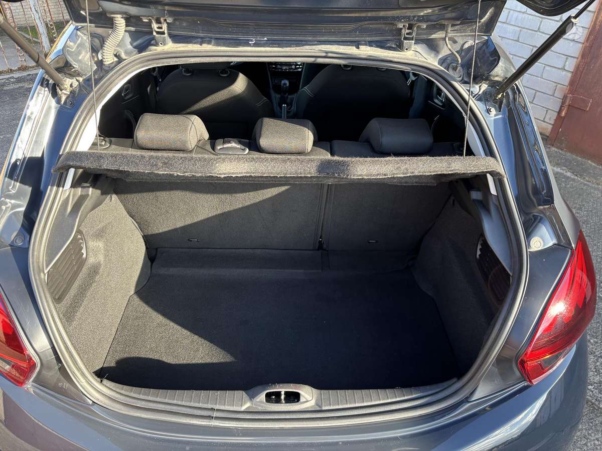 Peugeot 208, 1.2 l., hatchback