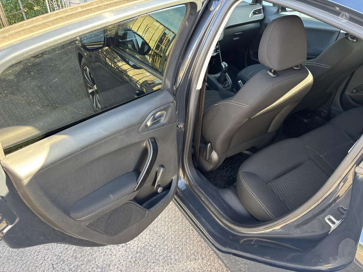 Peugeot 208 - 12