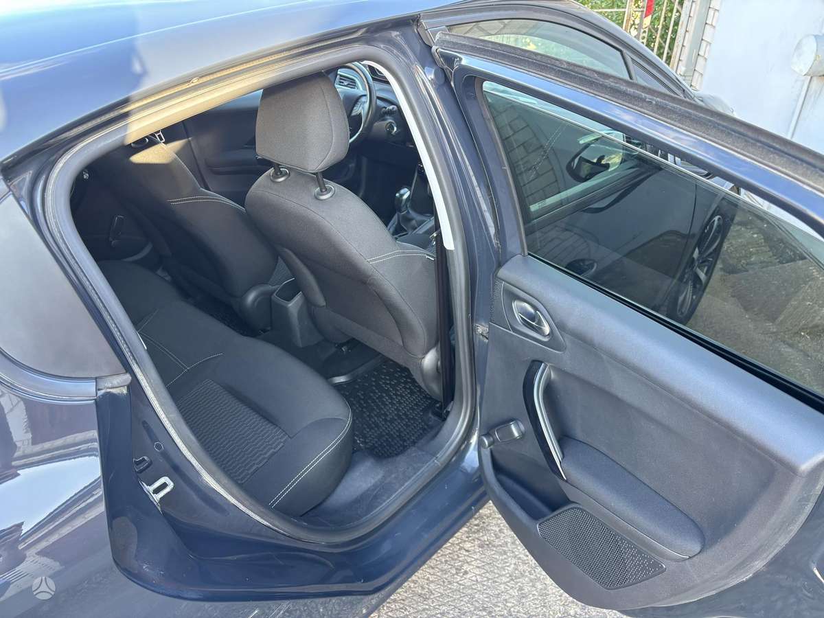 Peugeot 208, 1.2 l., hatchback