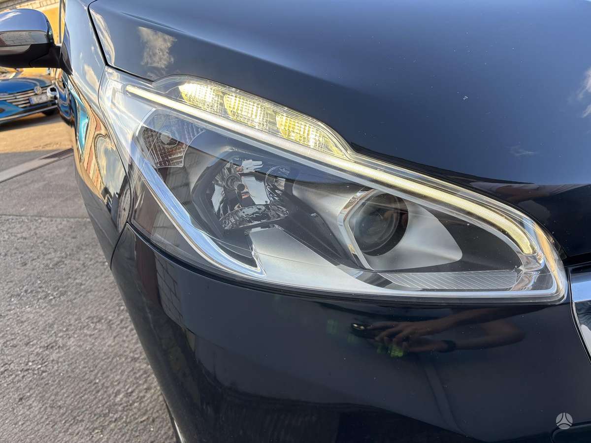 Peugeot 208, 1.2 l., hatchback