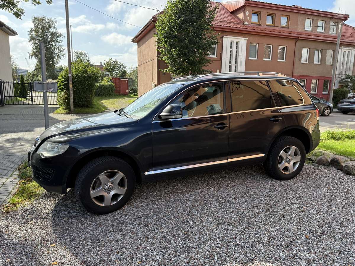 Volkswagen Touareg - 1