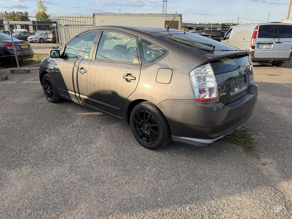 Toyota Prius - 4