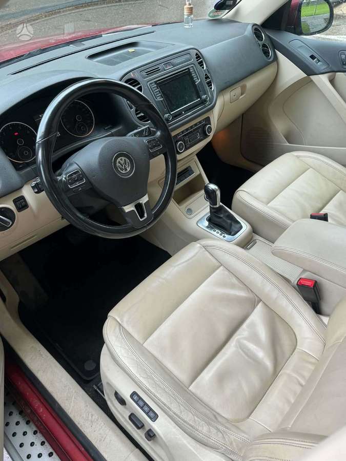 Volkswagen Tiguan - 1