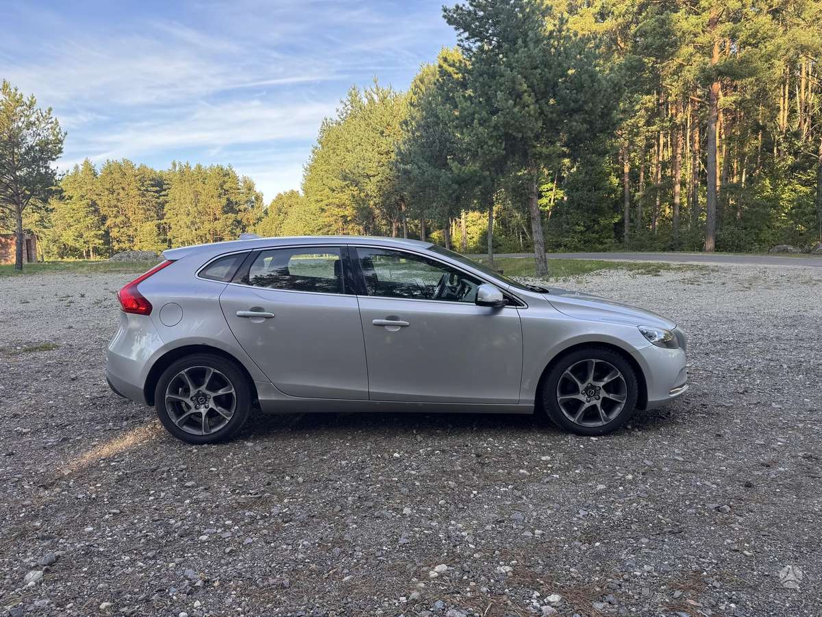 Volvo V40, 1.6 l., hatchback