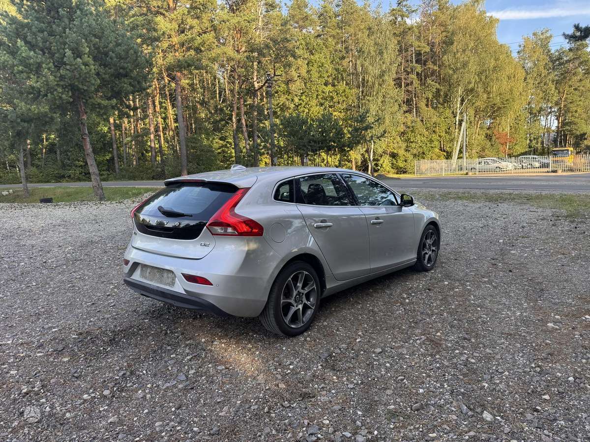 Volvo V40, 1.6 l., hatchback