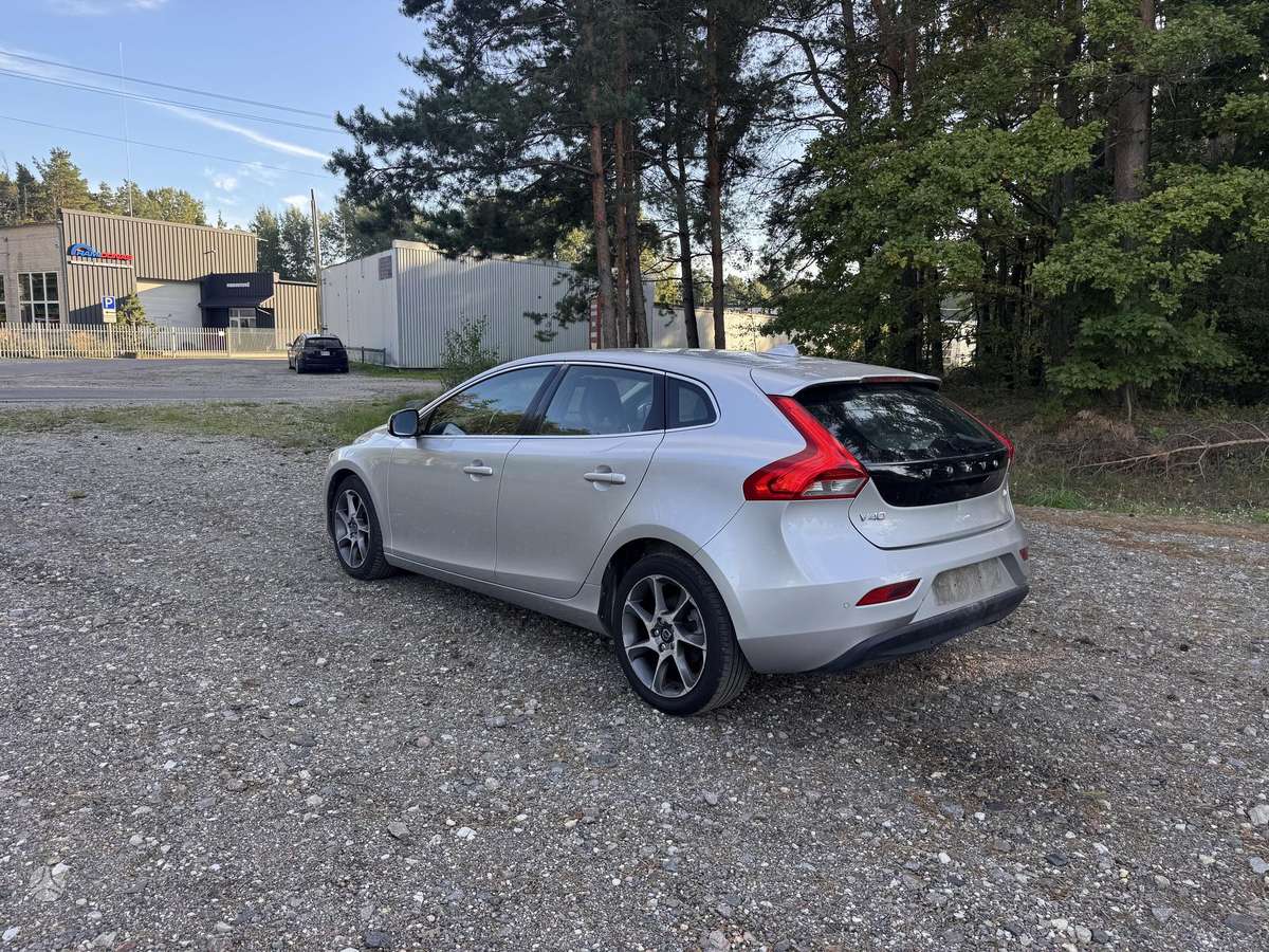 Volvo V40, 1.6 l., hatchback