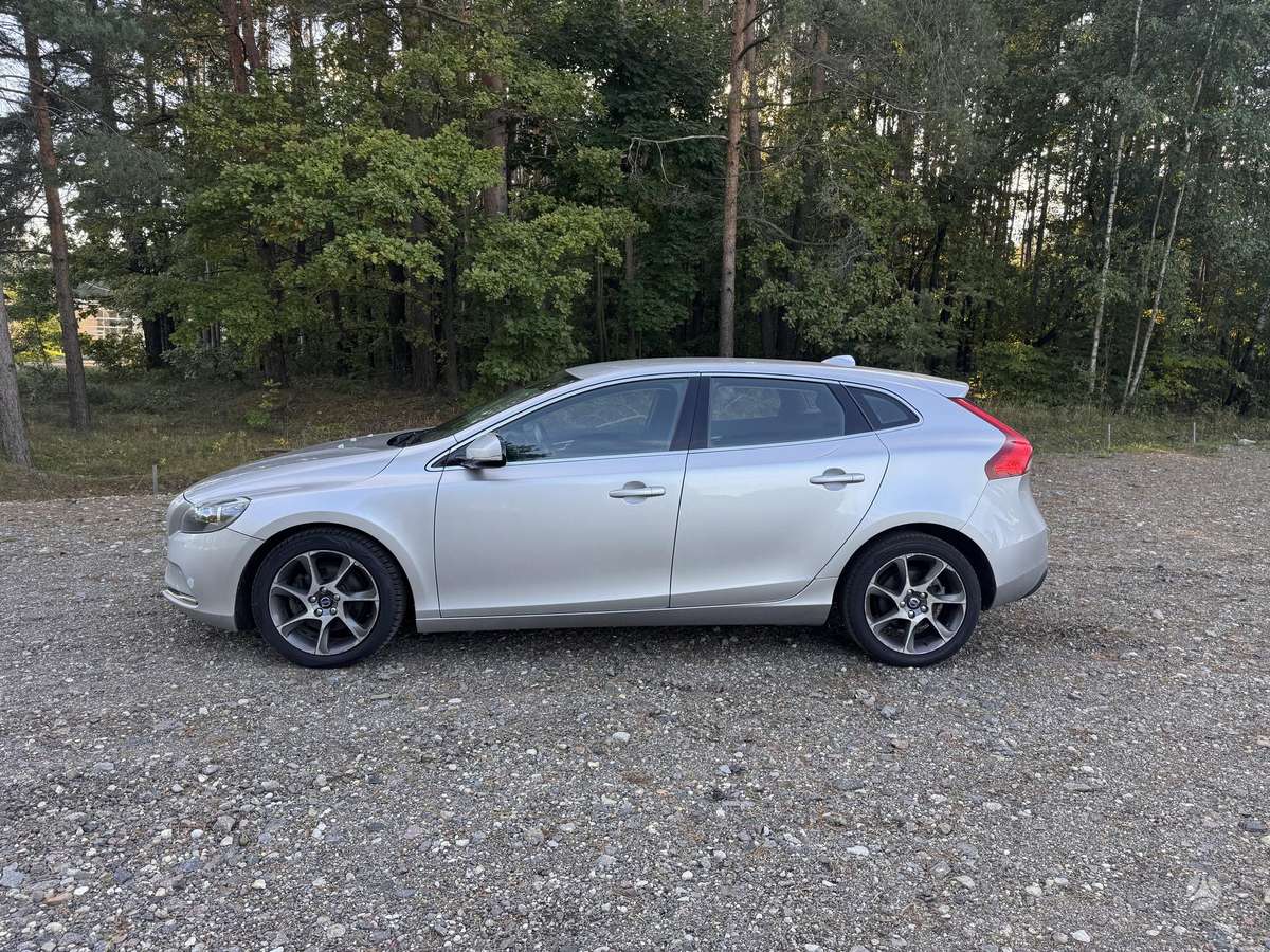 Volvo V40, 1.6 l., hatchback