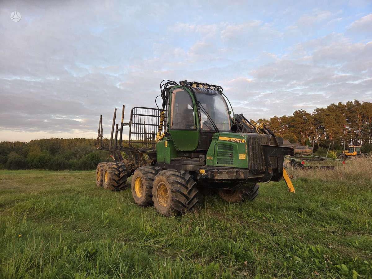 John Deere 810E, forwarders