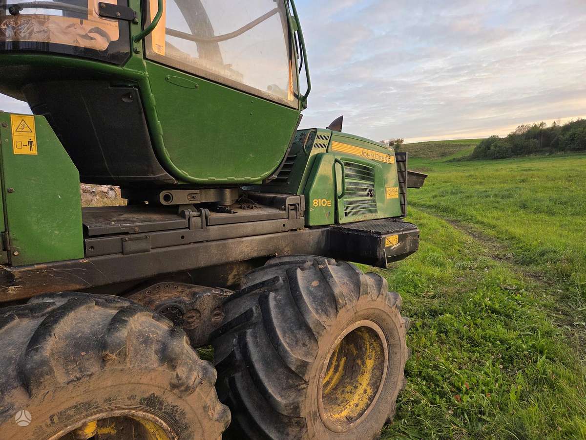 John Deere 810E, forwarders