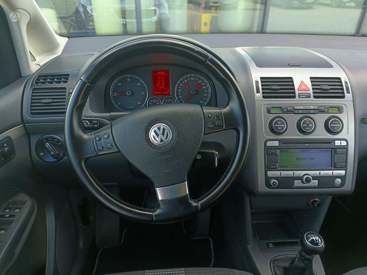 Volkswagen Touran - 10