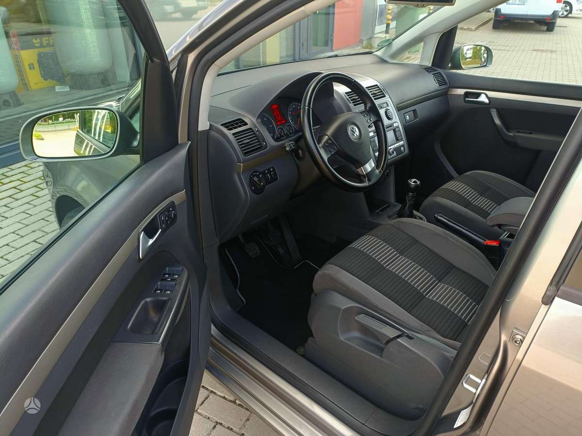 Volkswagen Touran - 12