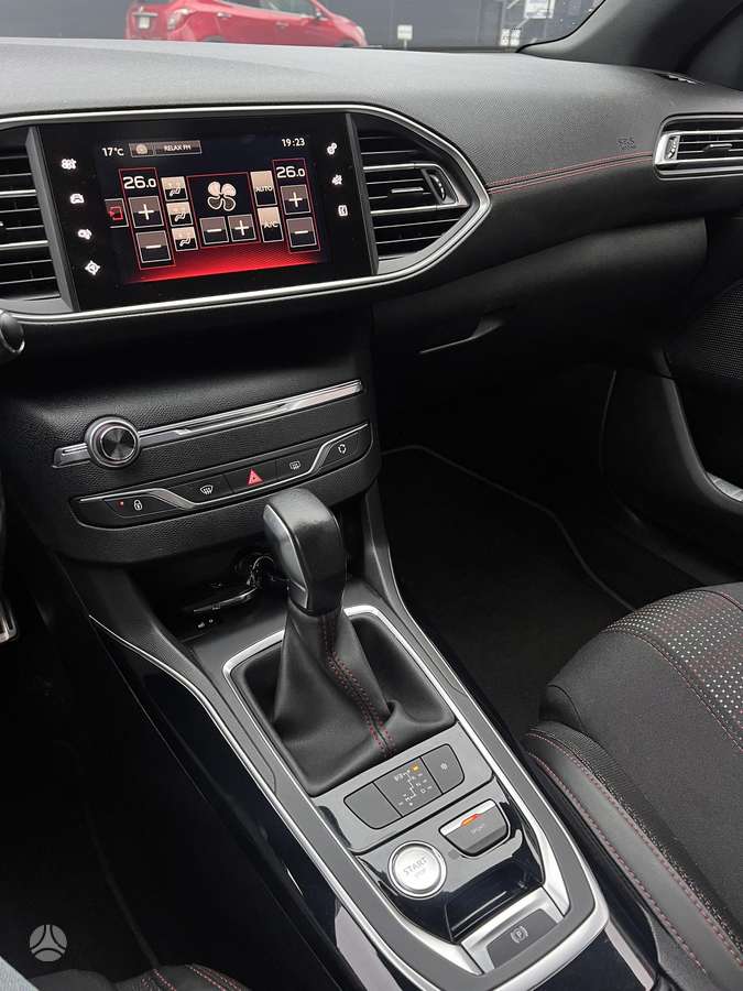 Peugeot 308 - 8