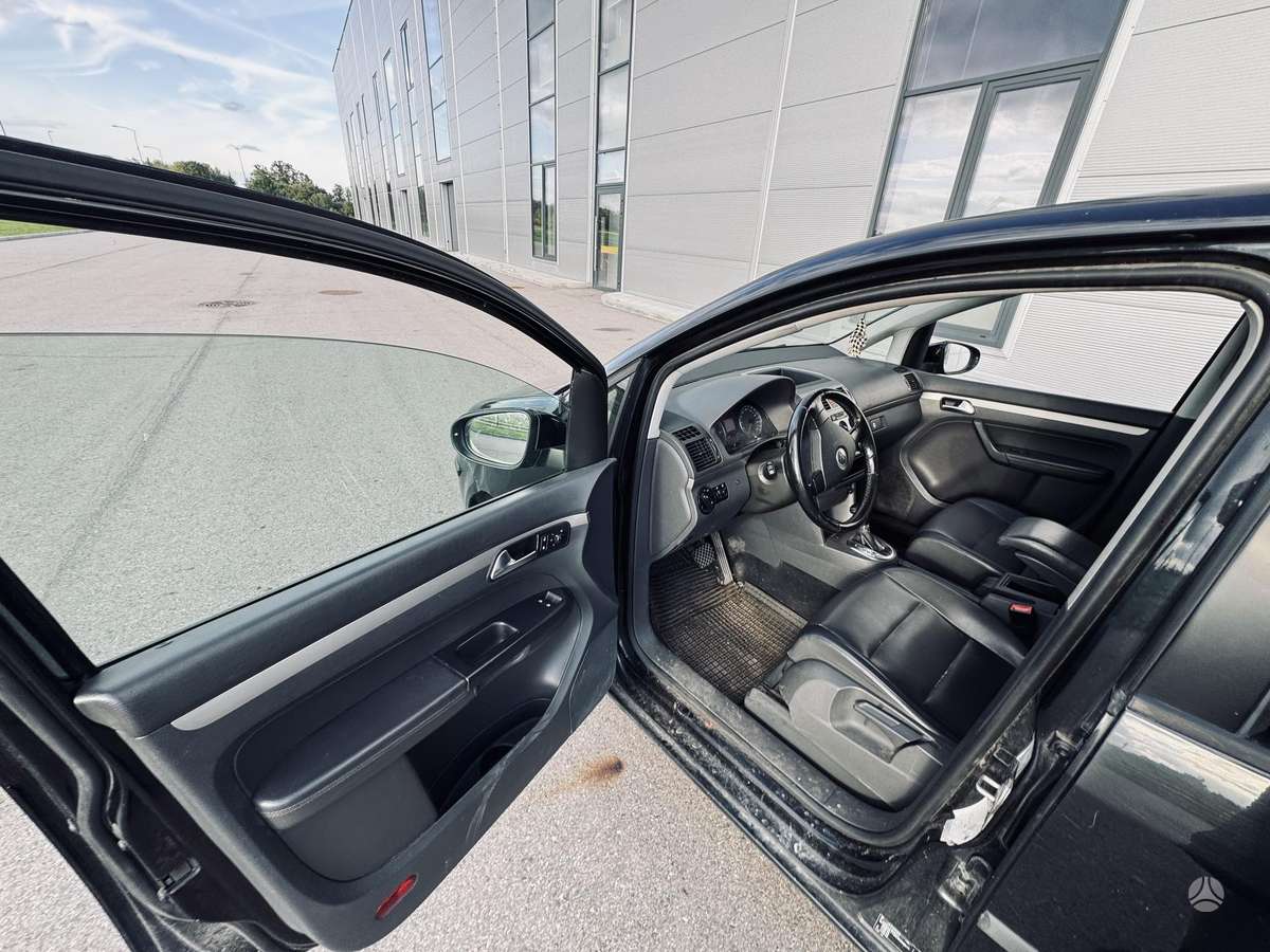 Volkswagen Touran - 11