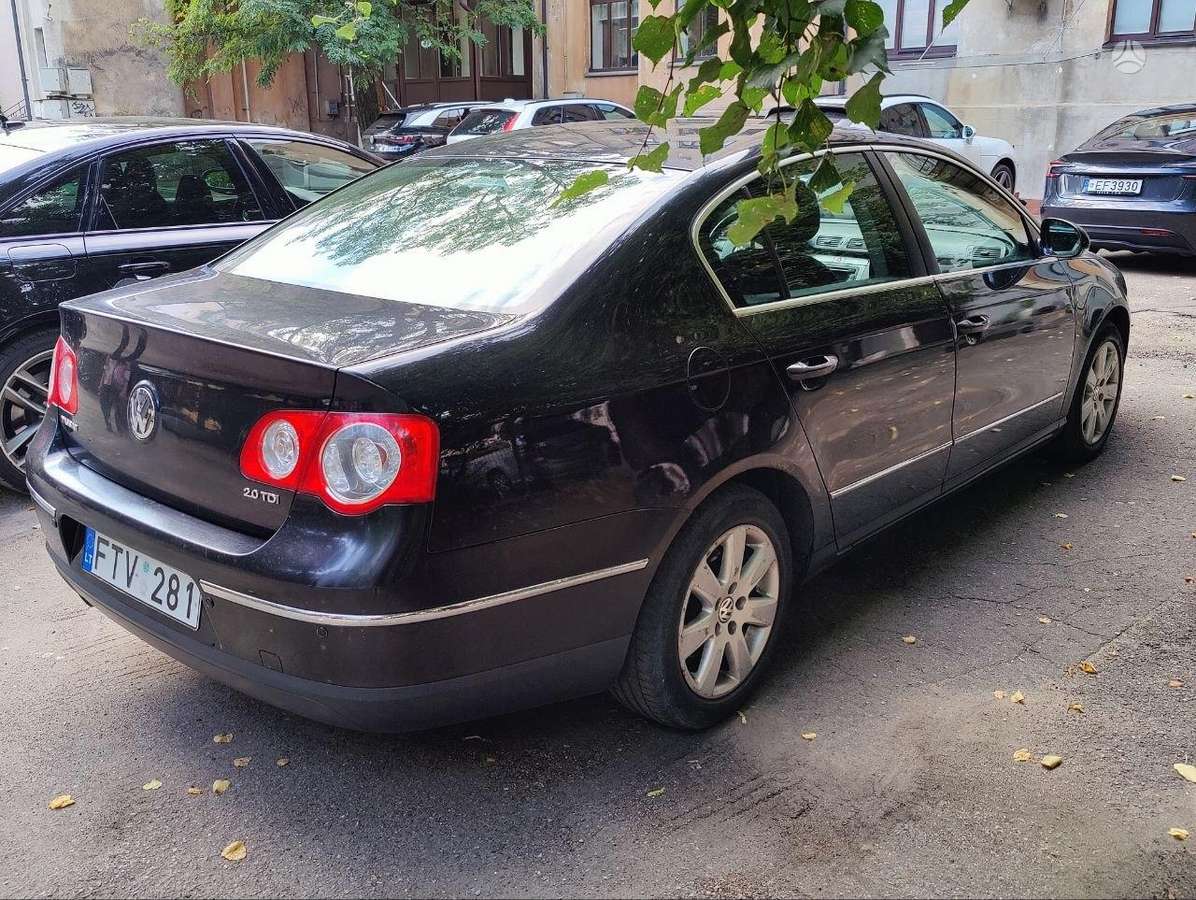 Volkswagen Passat - 1