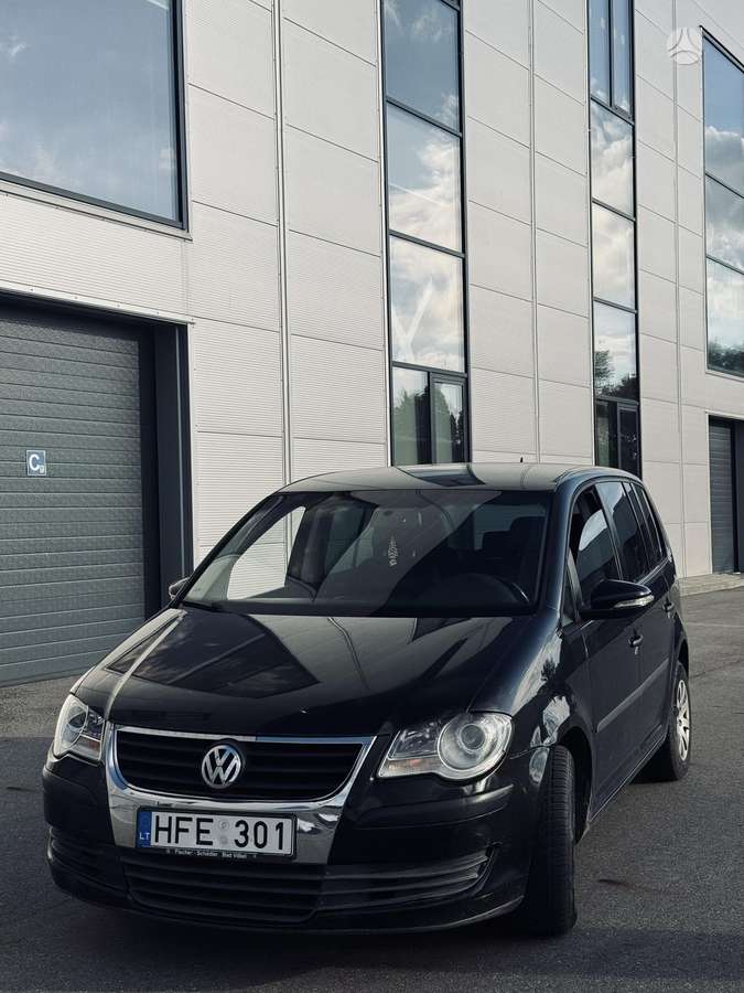 Volkswagen Touran - 1