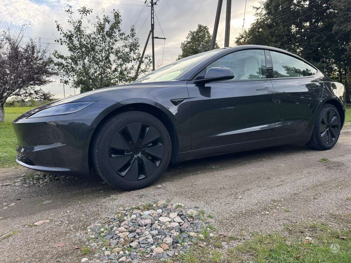 Tesla Model 3 - 3