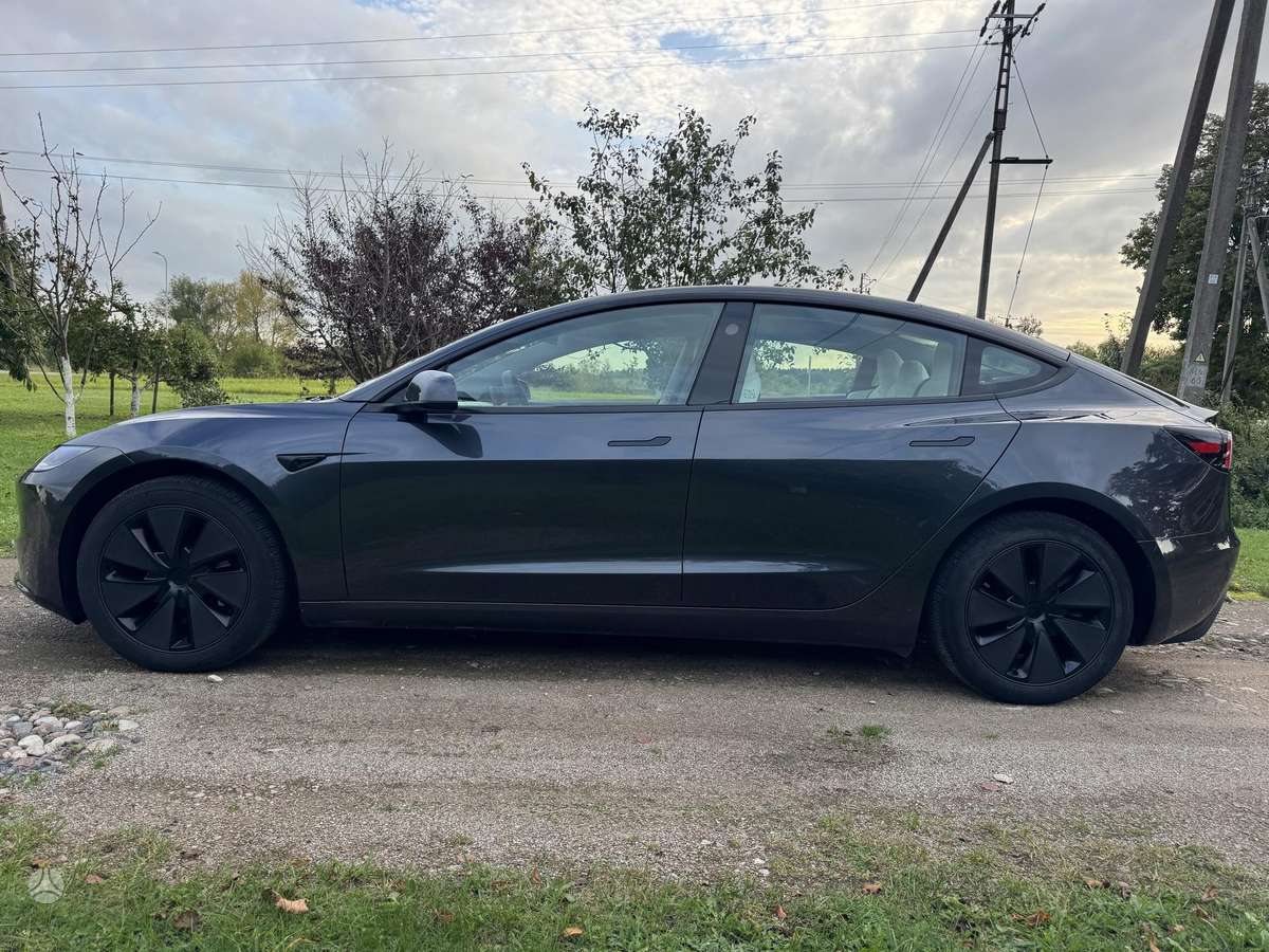 Tesla Model 3 - 4
