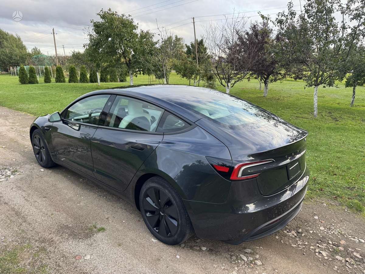 Tesla Model 3 - 7