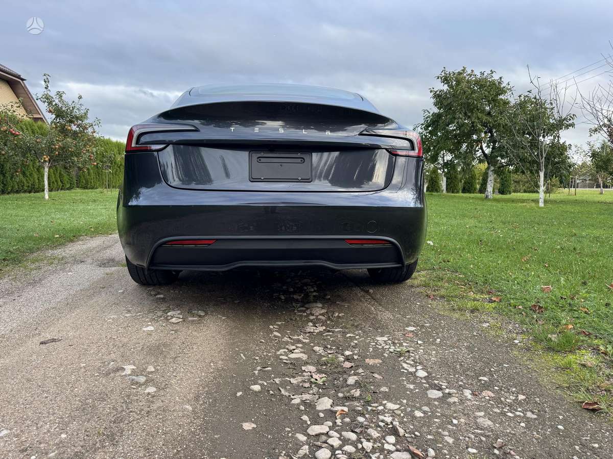 Tesla Model 3 - 8