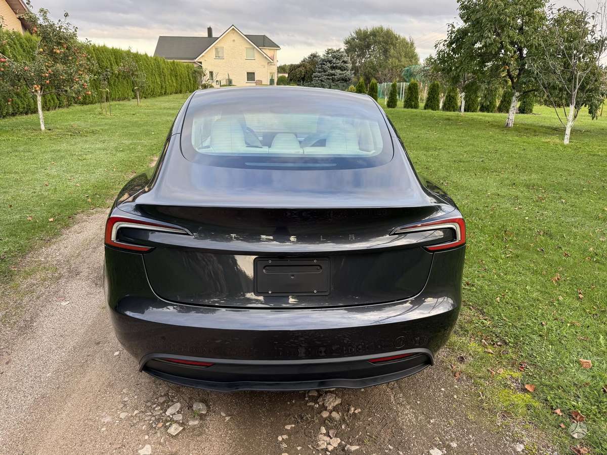 Tesla Model 3 - 9