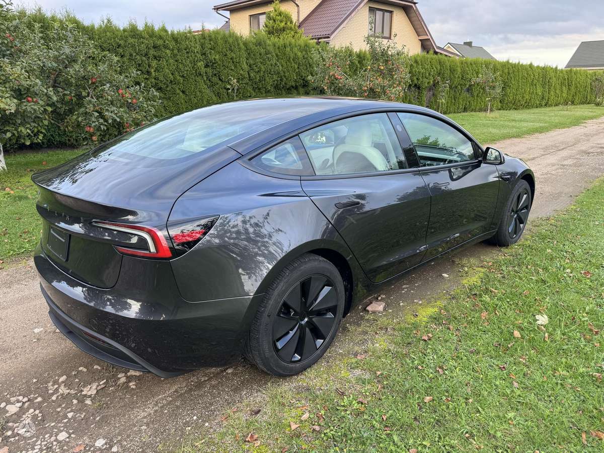 Tesla Model 3 - 11