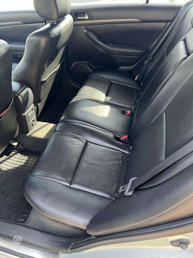 Toyota Avensis - 8