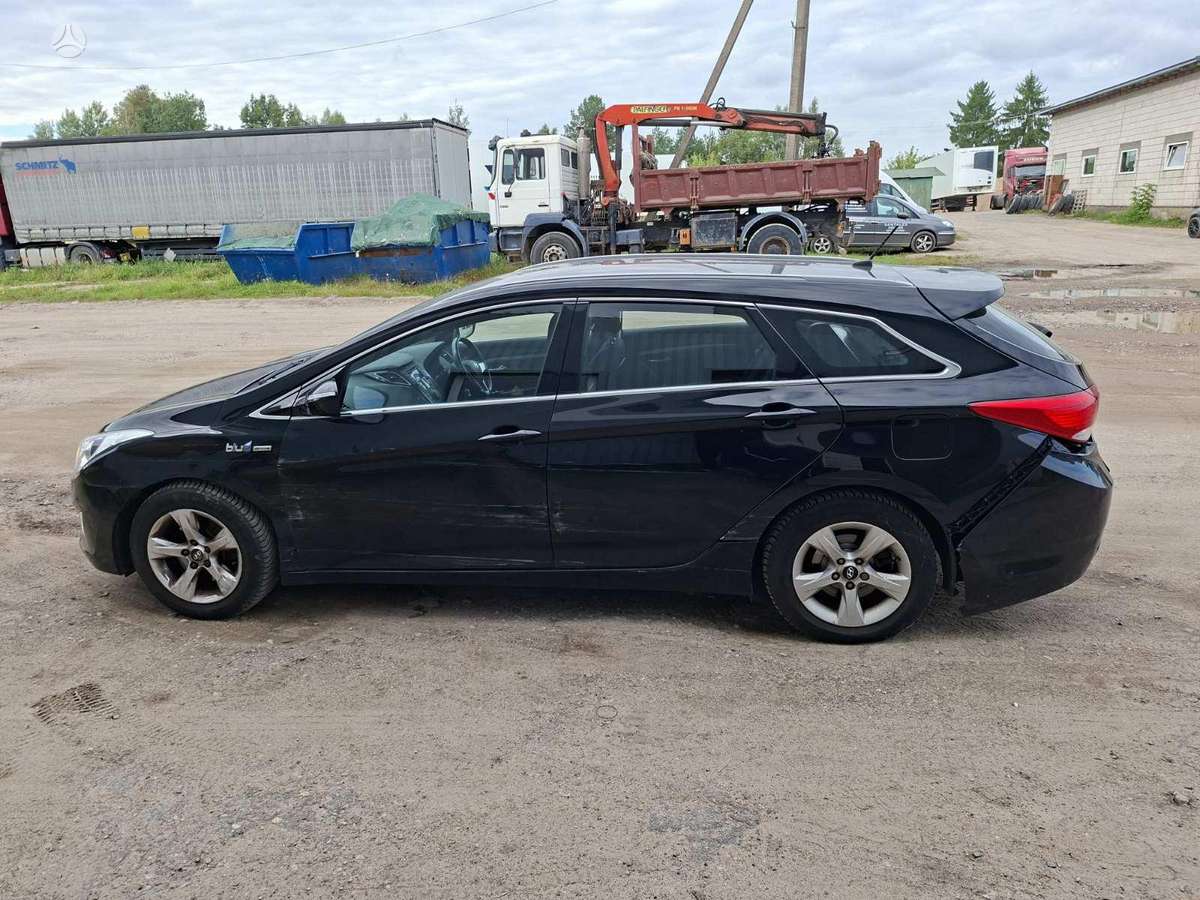 Hyundai i40 for parts. Engine code d4fd color code nka