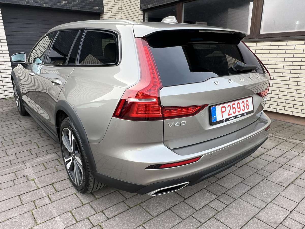 Volvo V60 Cross Country - 11