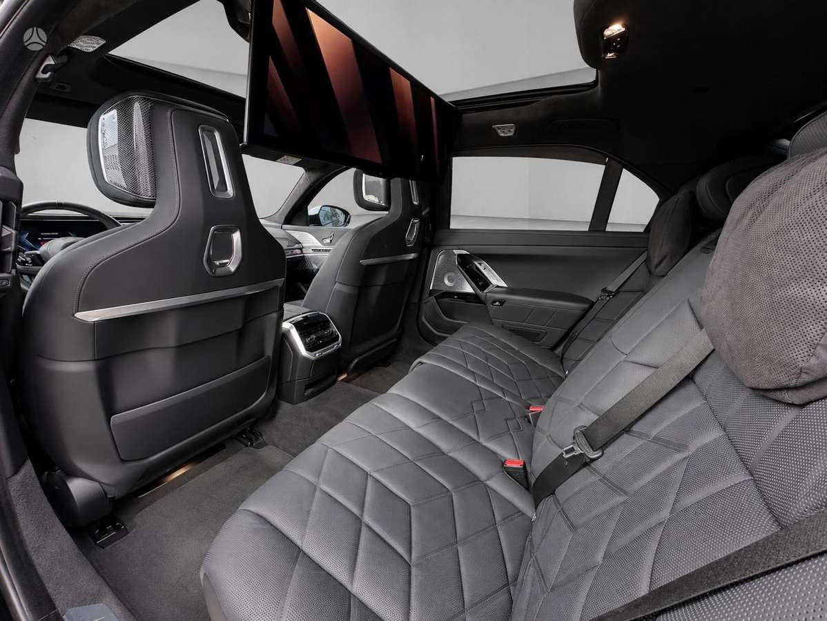 BMW i7, Седан