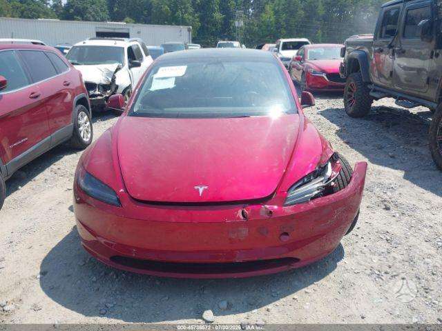 Tesla Model 3, Седан