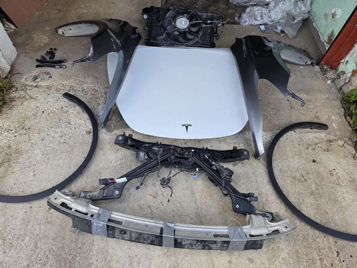 Tesla Model Y dalimis