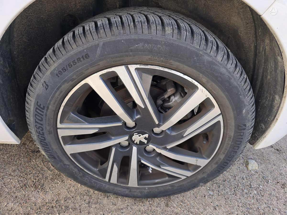 Peugeot 208 - 11