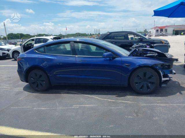 Tesla Model 3, Седан