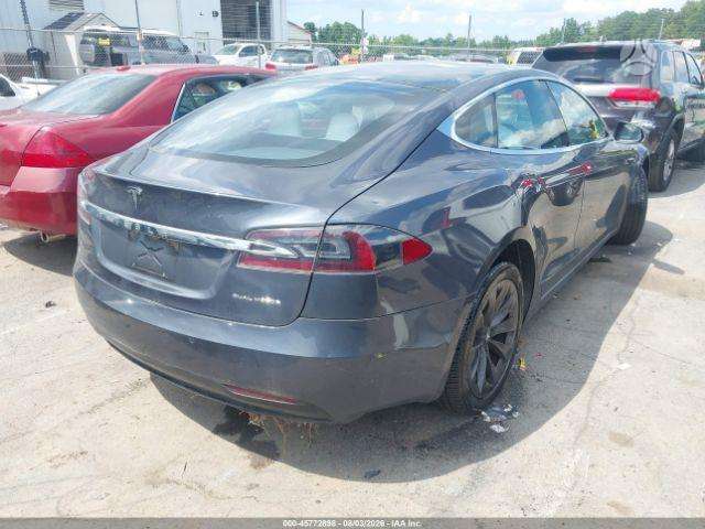 Tesla Model S, Седан