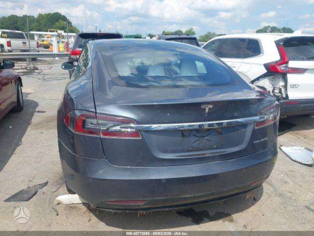 Tesla Model S, Седан