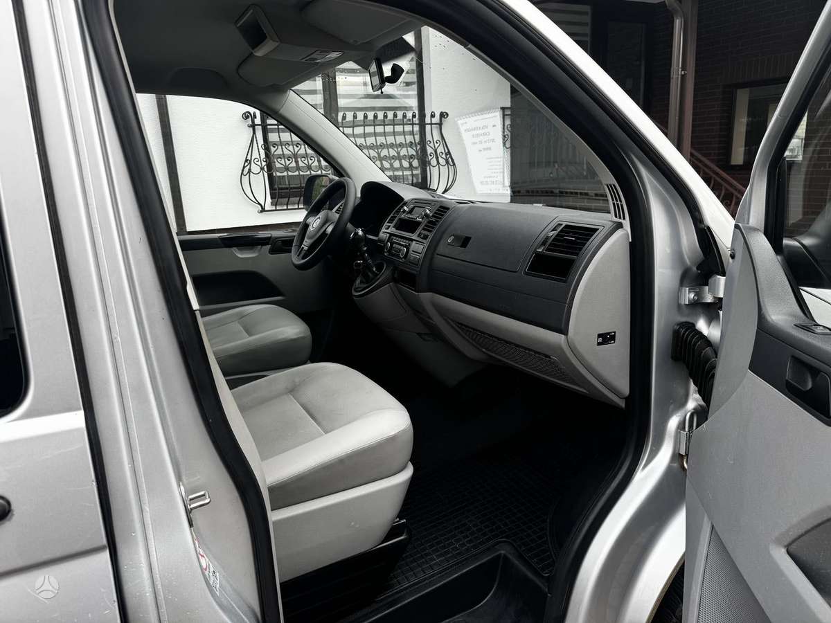 Volkswagen Caravelle - 10