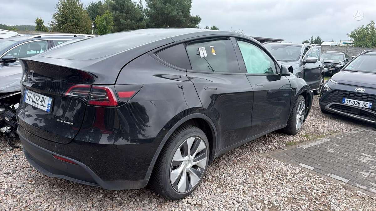 Tesla Model Y - 4