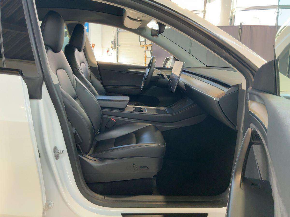Tesla Model Y - 10