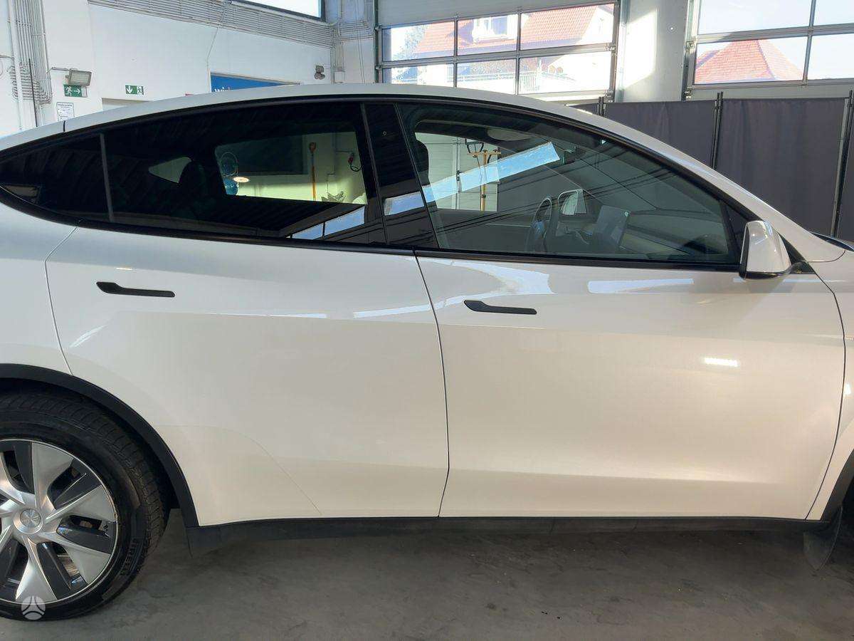 Tesla Model Y - 4