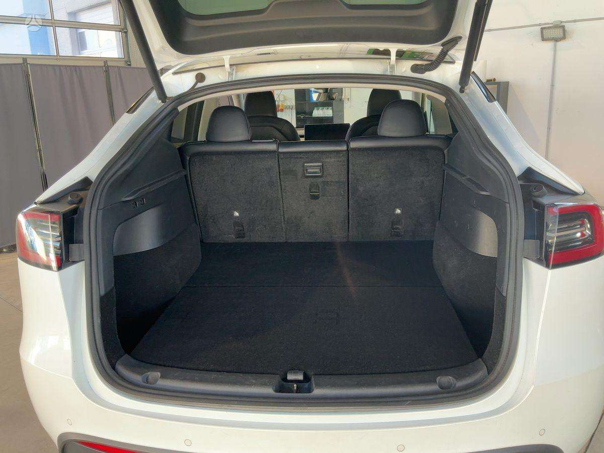 Tesla Model Y - 12