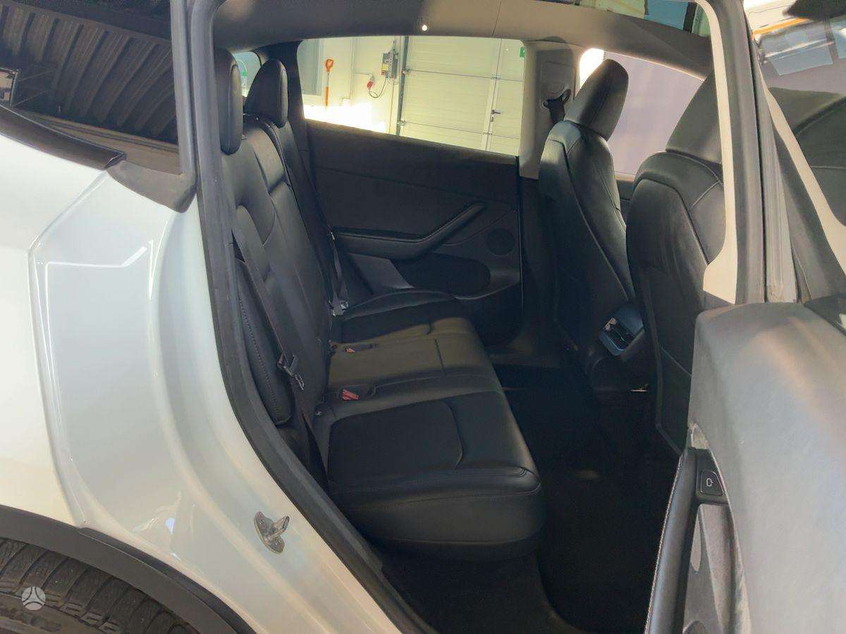 Tesla Model Y - 11