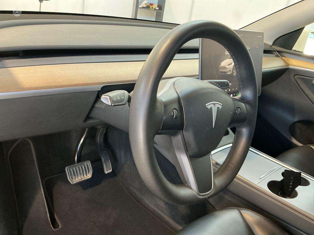 Tesla Model Y - 8