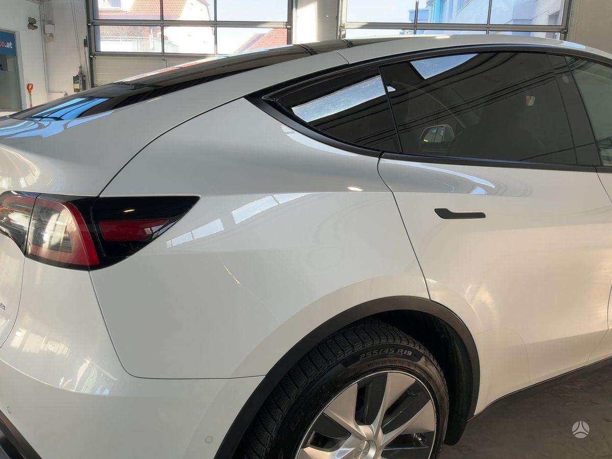 Tesla Model Y - 7