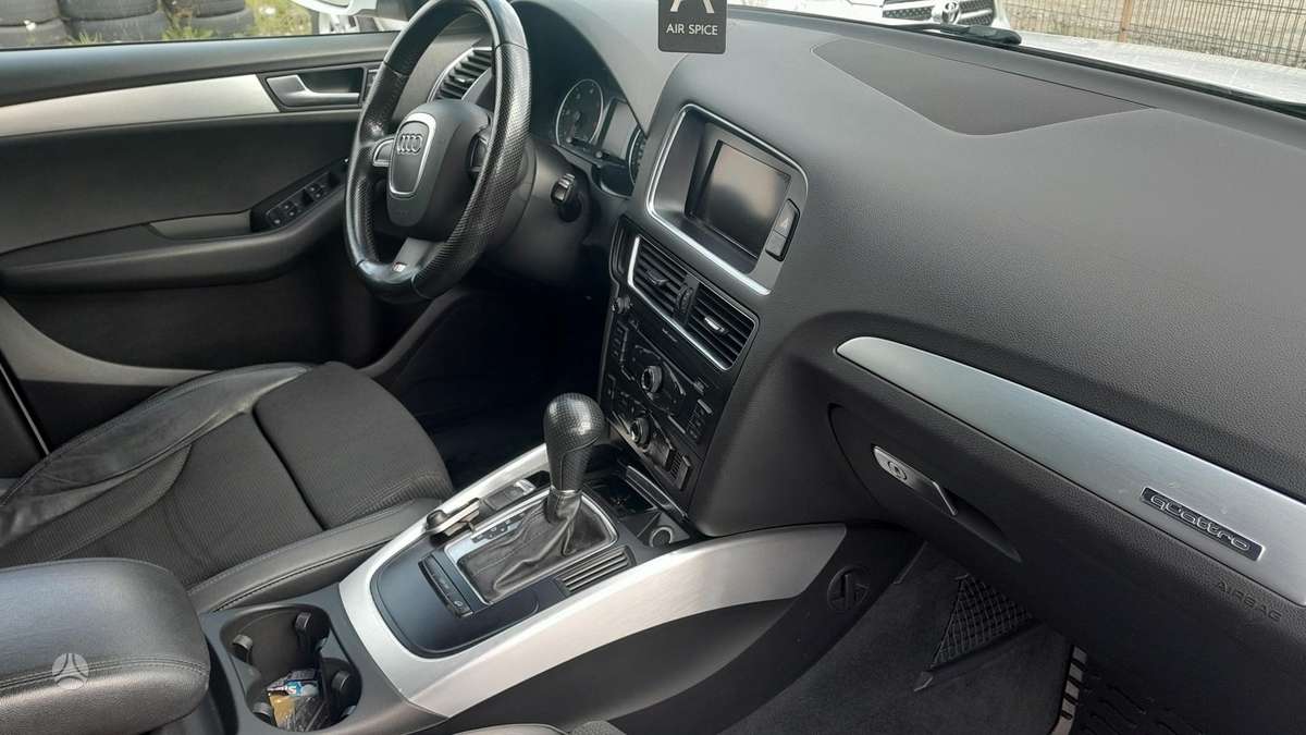 Audi Q5, 2.0 l., off-road / crossover