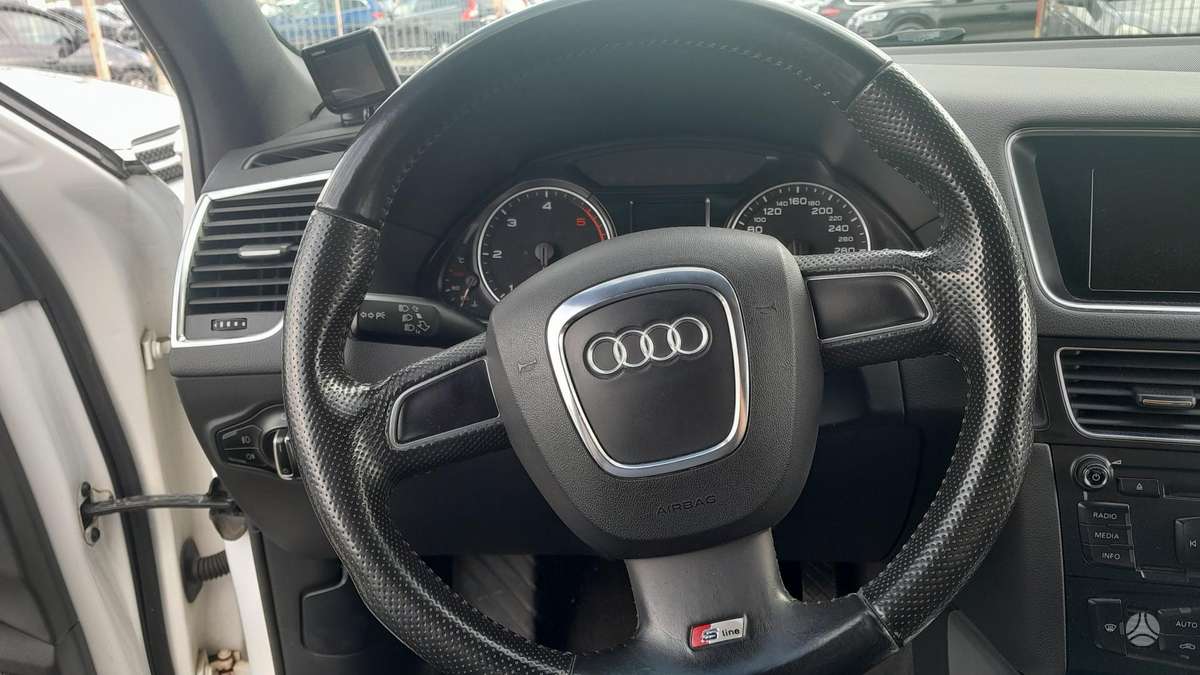 Audi Q5, 2.0 l., off-road / crossover