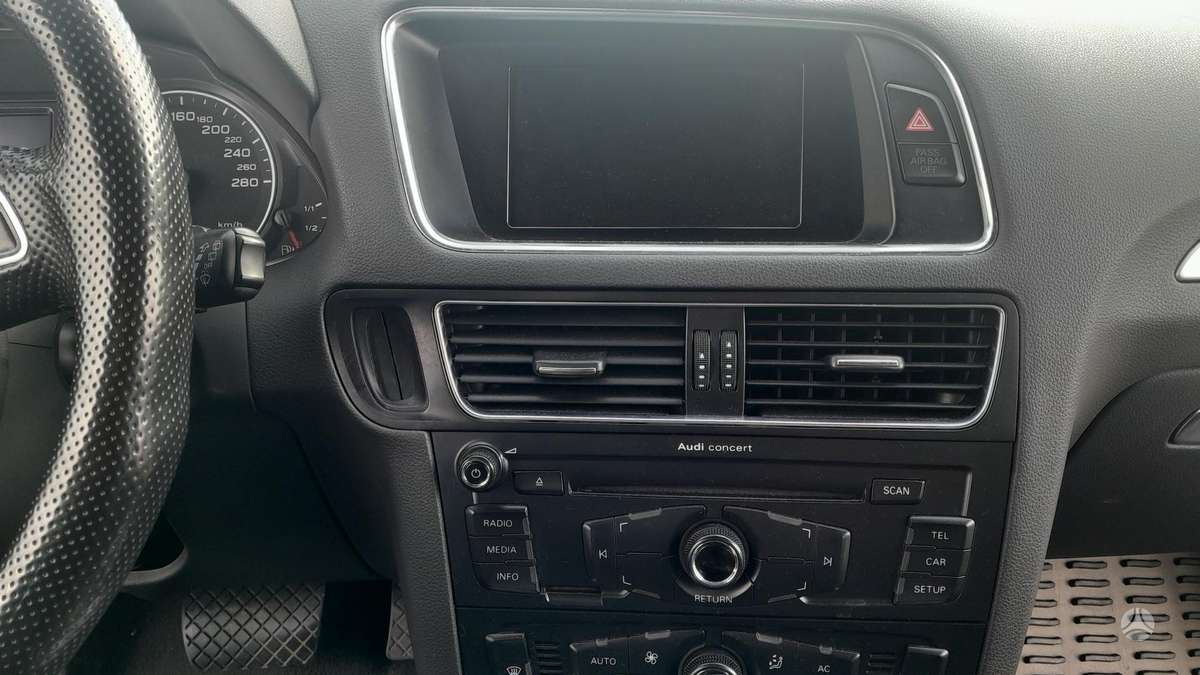 Audi Q5, 2.0 l., off-road / crossover