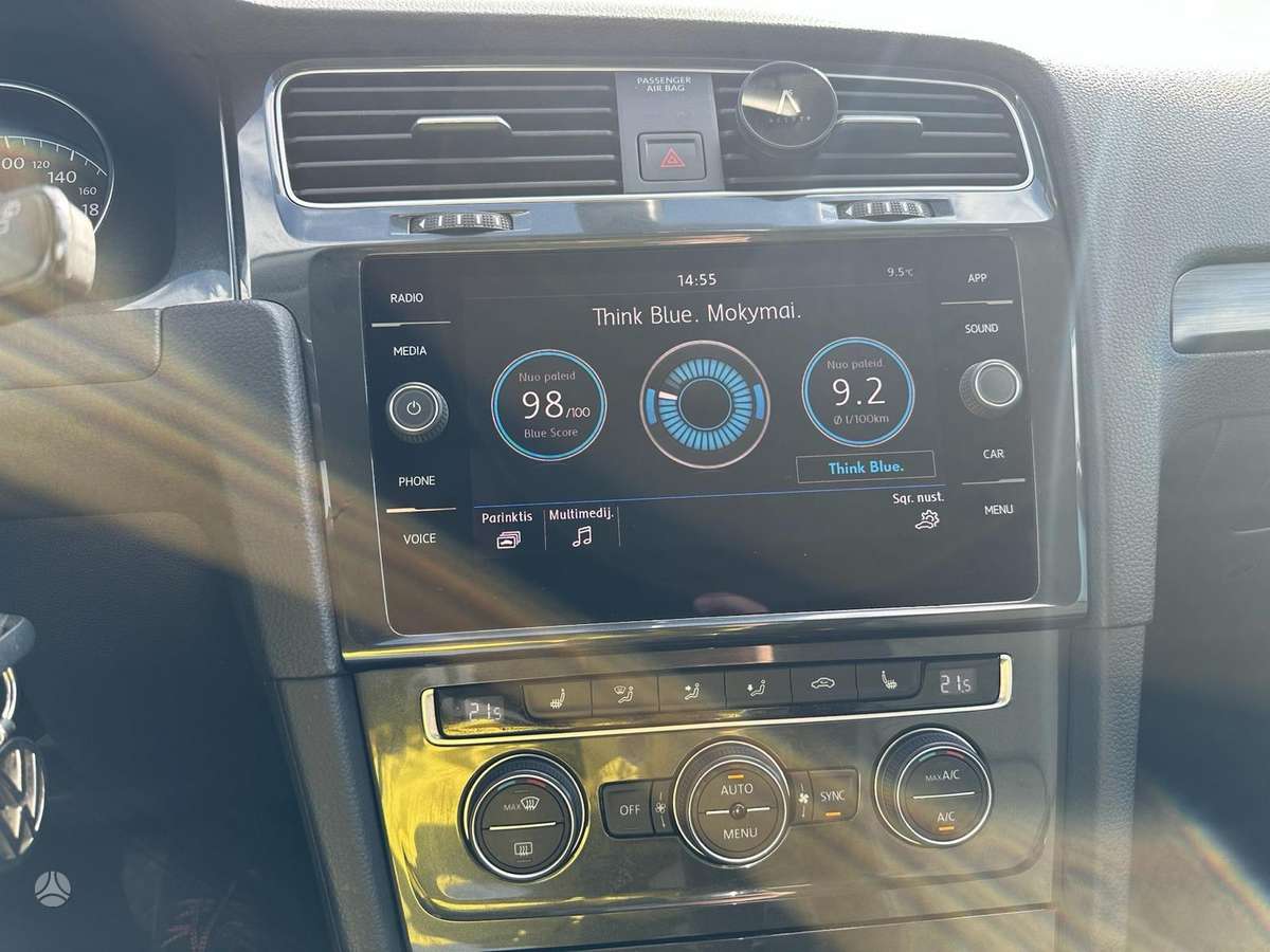 Volkswagen Golf - 8