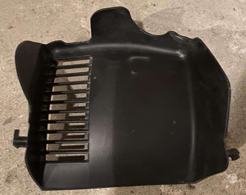 Porsche Macan variklio aušinimo detalės
