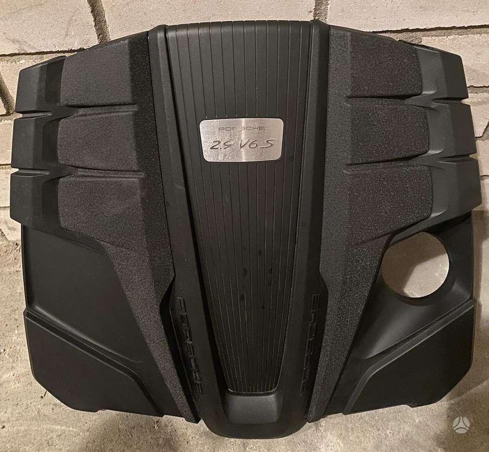 Porsche Macan variklio aušinimo detalės