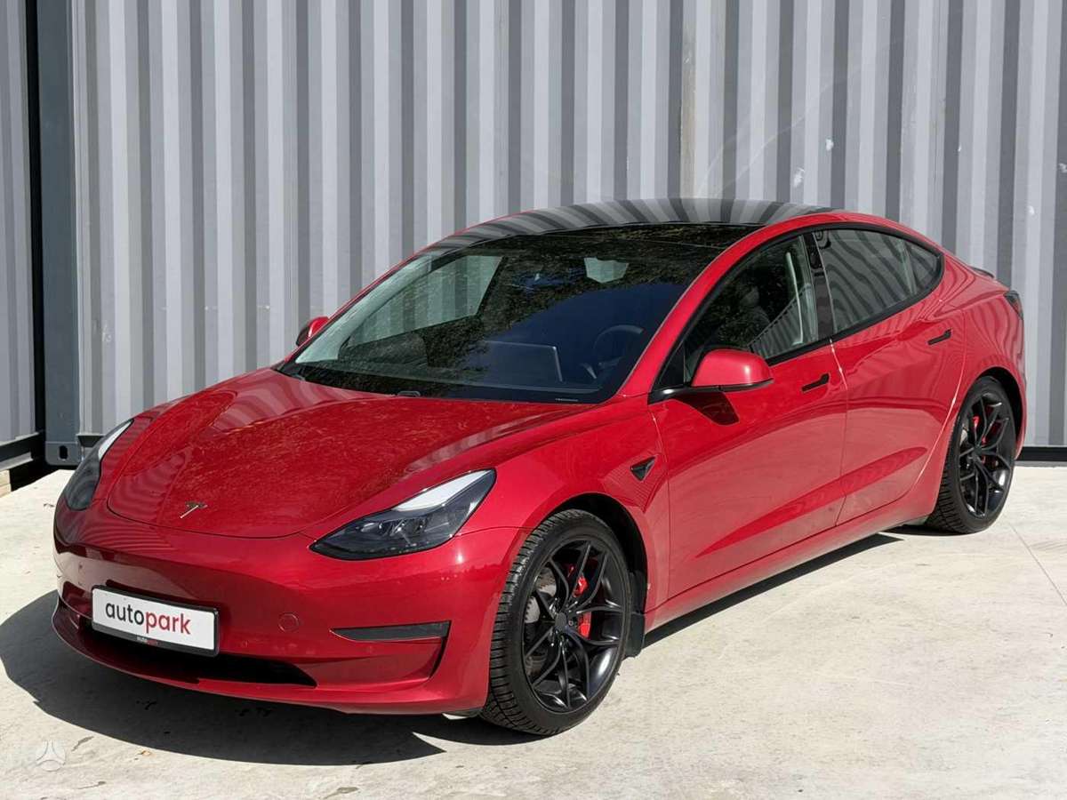 Tesla Model 3, Седан